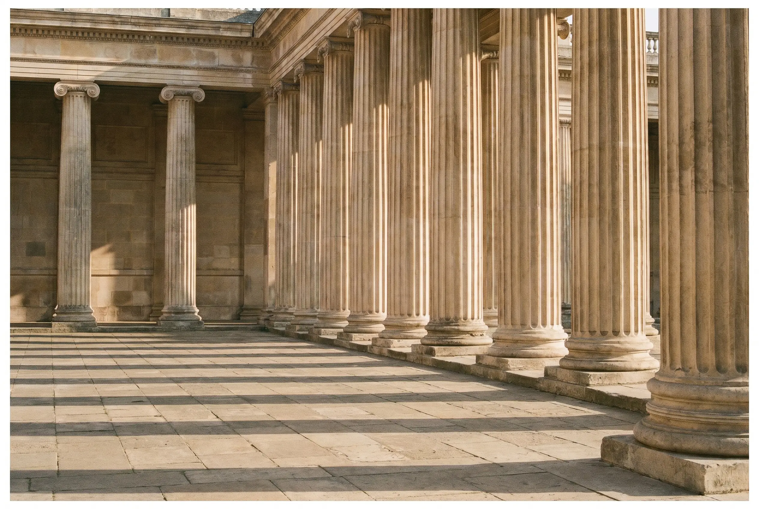 Colonnade de pierre baignée d'une lumière dorée, image de solidité et de protection